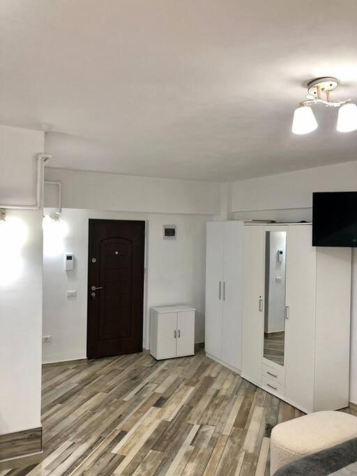Garsoniera- Bulevard Dem Radulescu Râmnicu Vâlcea Eksteriør bilde